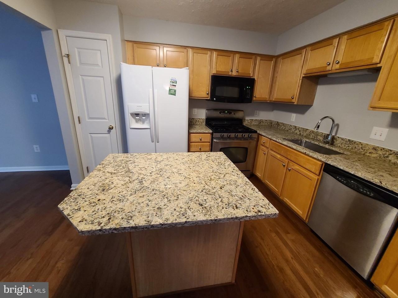 2718 Thornbrook Ct - Photo 2 of 14