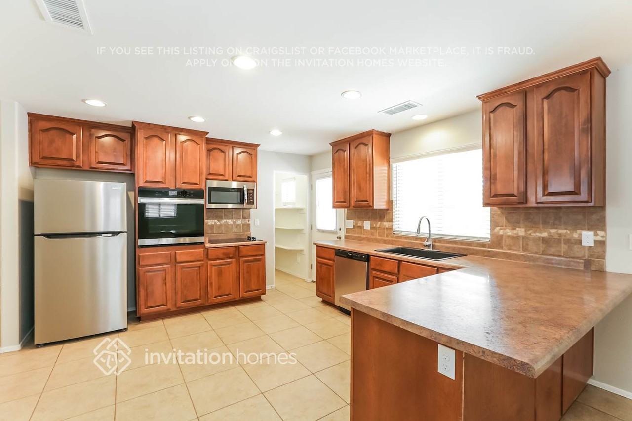 401 E Fremont Dr - Photo 5 of 15