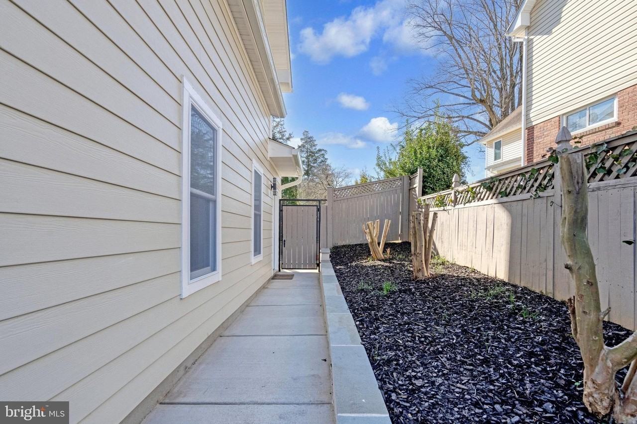 10237 Stratford Ave #B - Photo 3 of 21
