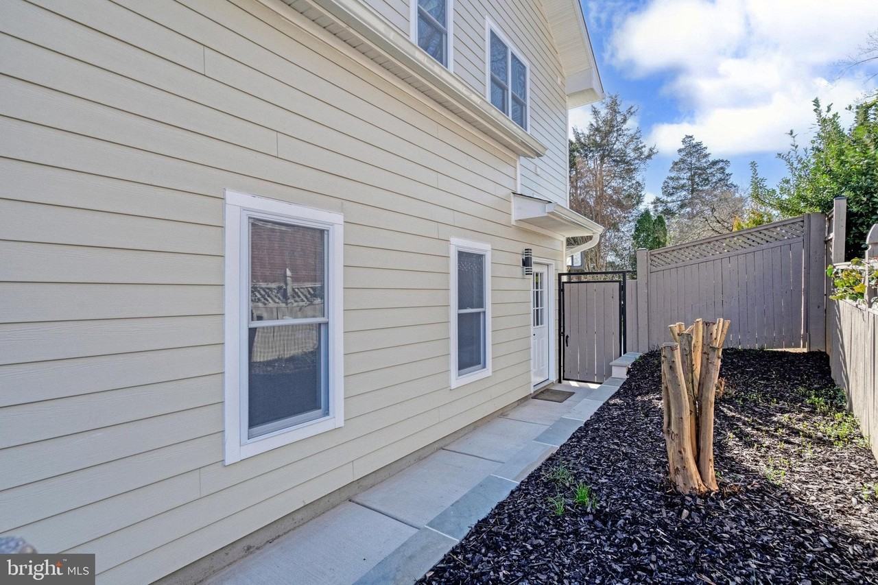 10237 Stratford Ave #B - Photo 4 of 21