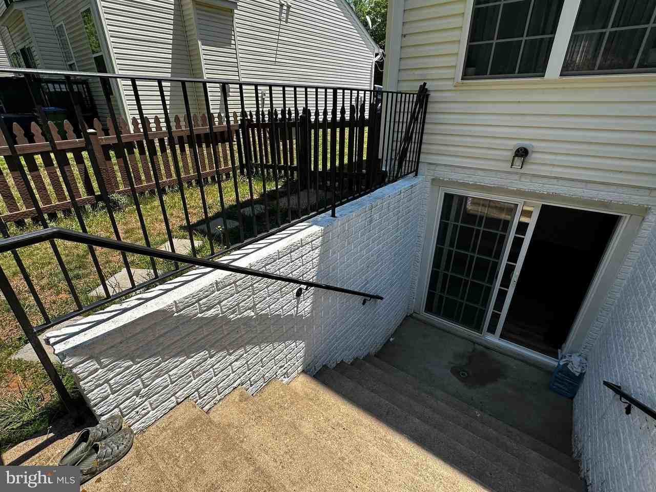 6723 Averett Ct - Photo 4 of 27