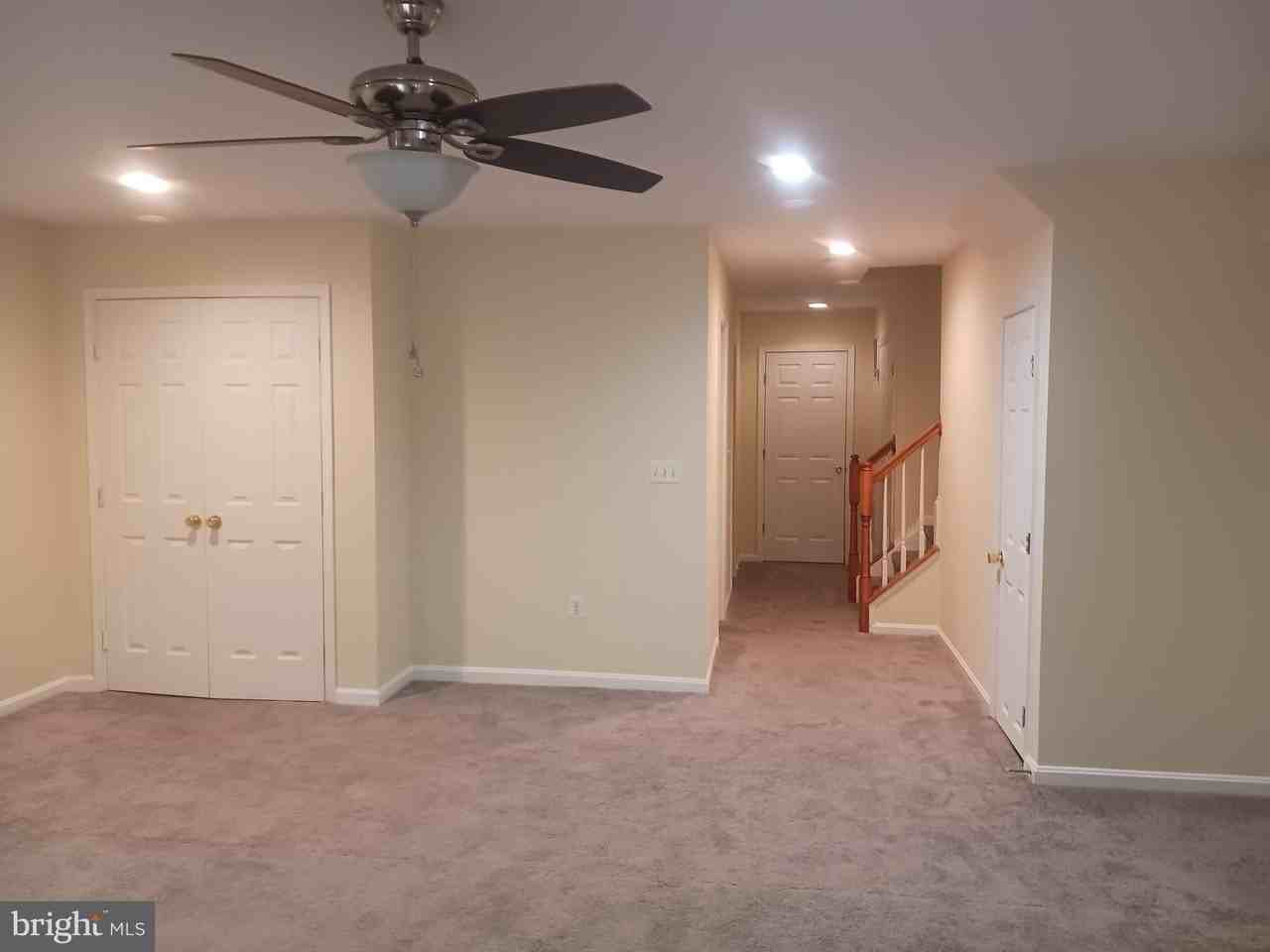 205 Hillside Ct - Photo 7 of 19