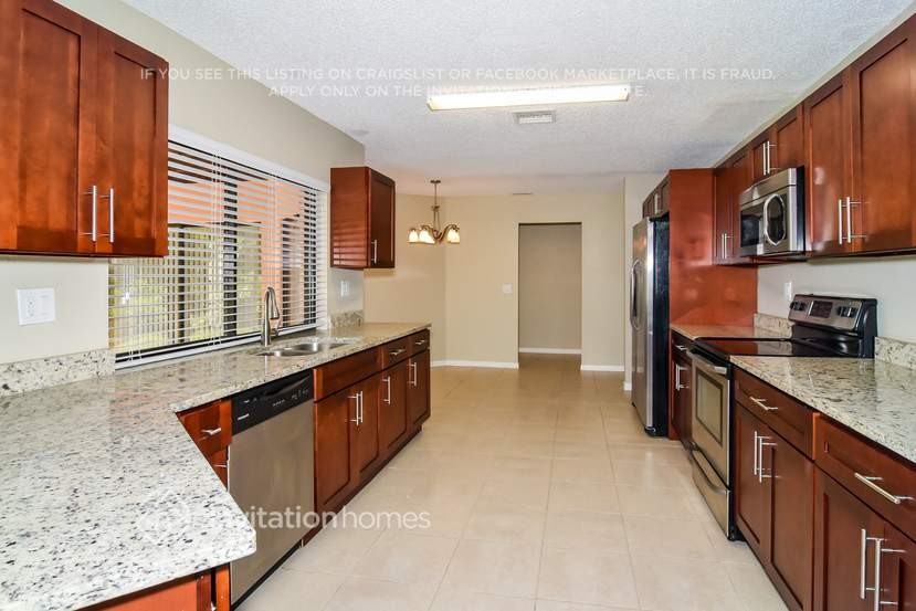 10048 Nw 20th St - Photo 4 of 16