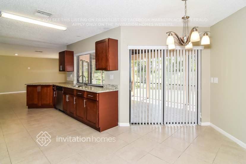 10048 Nw 20th St - Photo 5 of 16