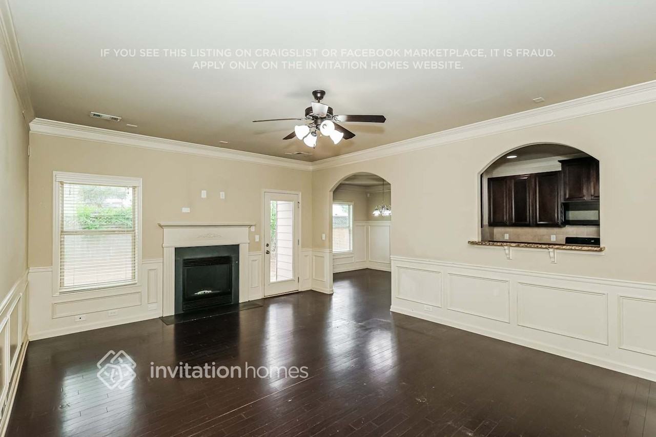3911 Lake Manor Way - Photo 5 of 18