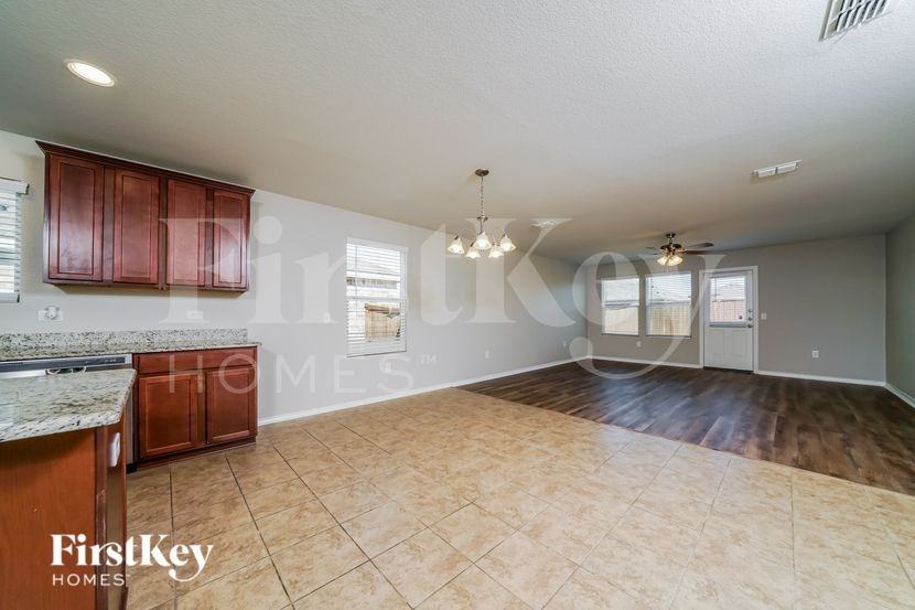 1505 Vernon Dr - Photo 4 of 15