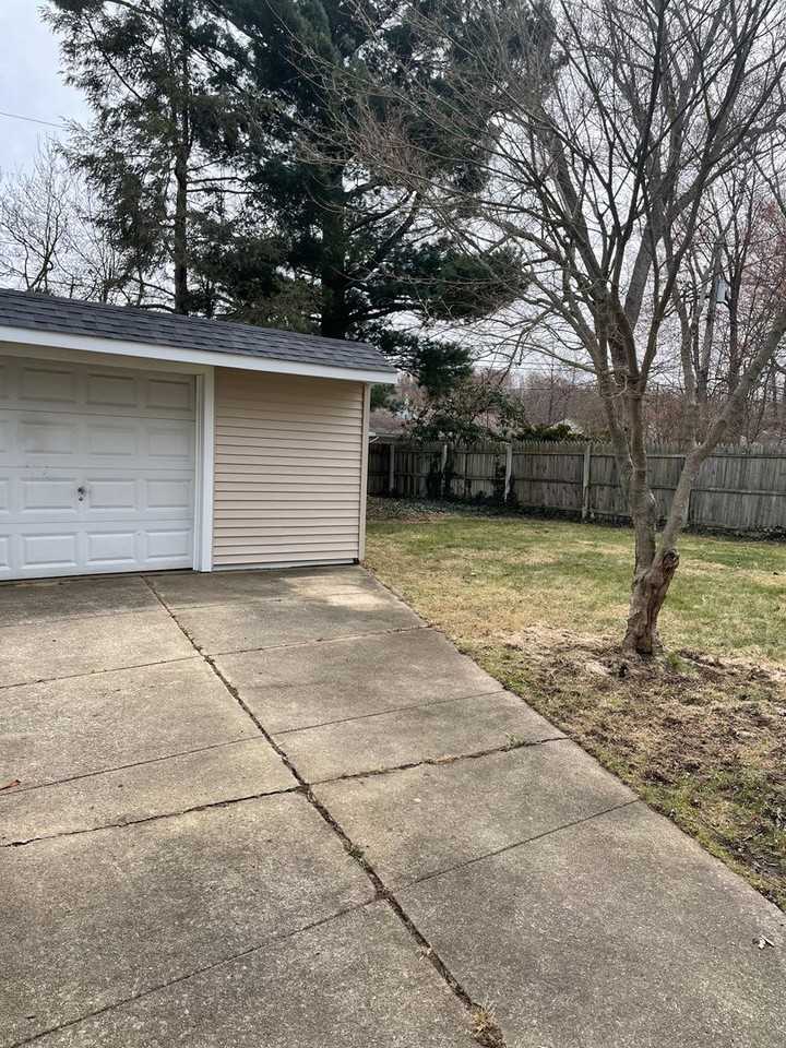 1747 Benjamin Rd - Photo 4 of 9