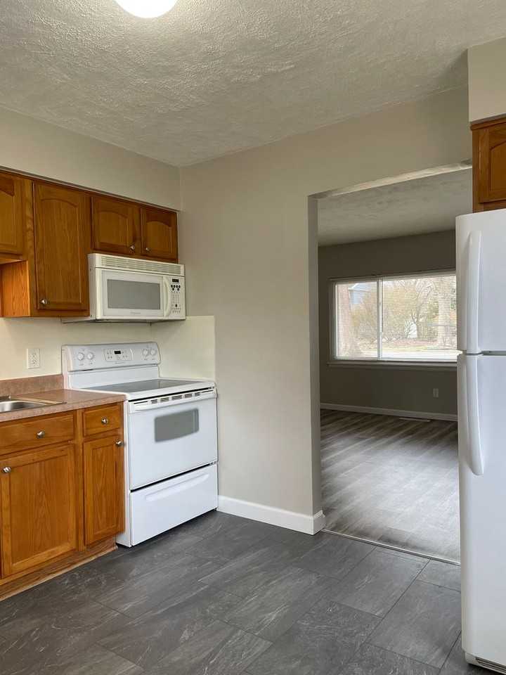 1747 Benjamin Rd - Photo 5 of 9