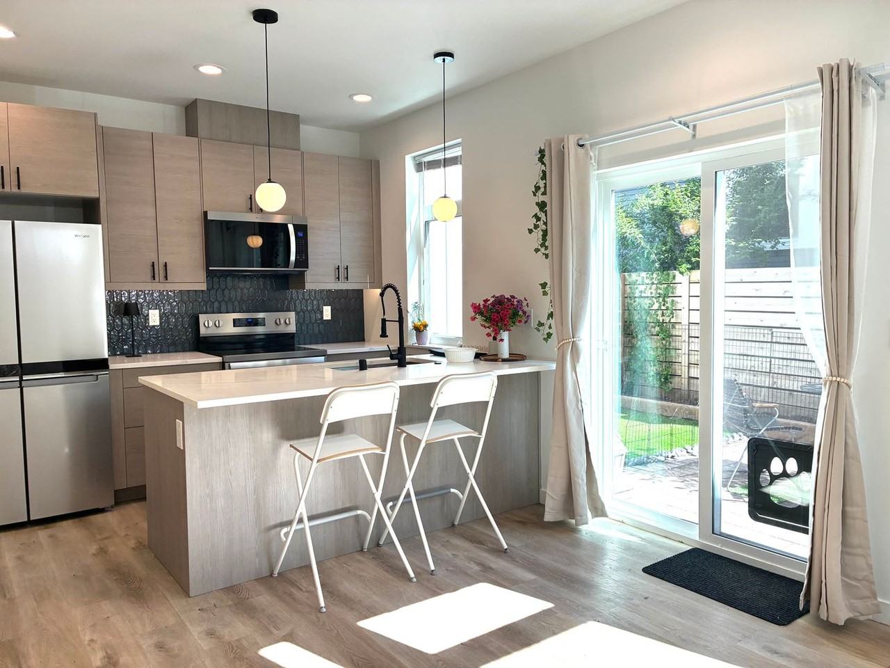 2925 39th Ave Sw - Photo 3 of 16