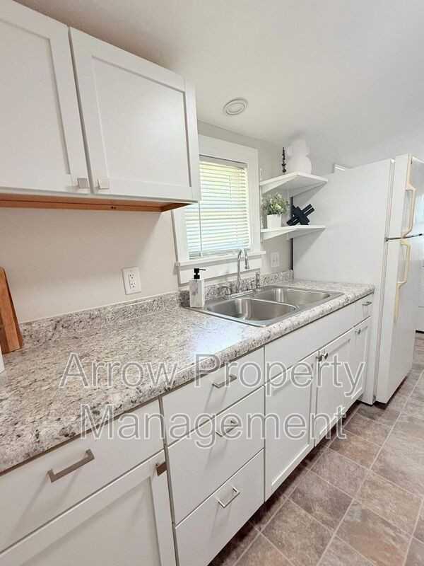 2970 Starr St - Photo 4 of 11