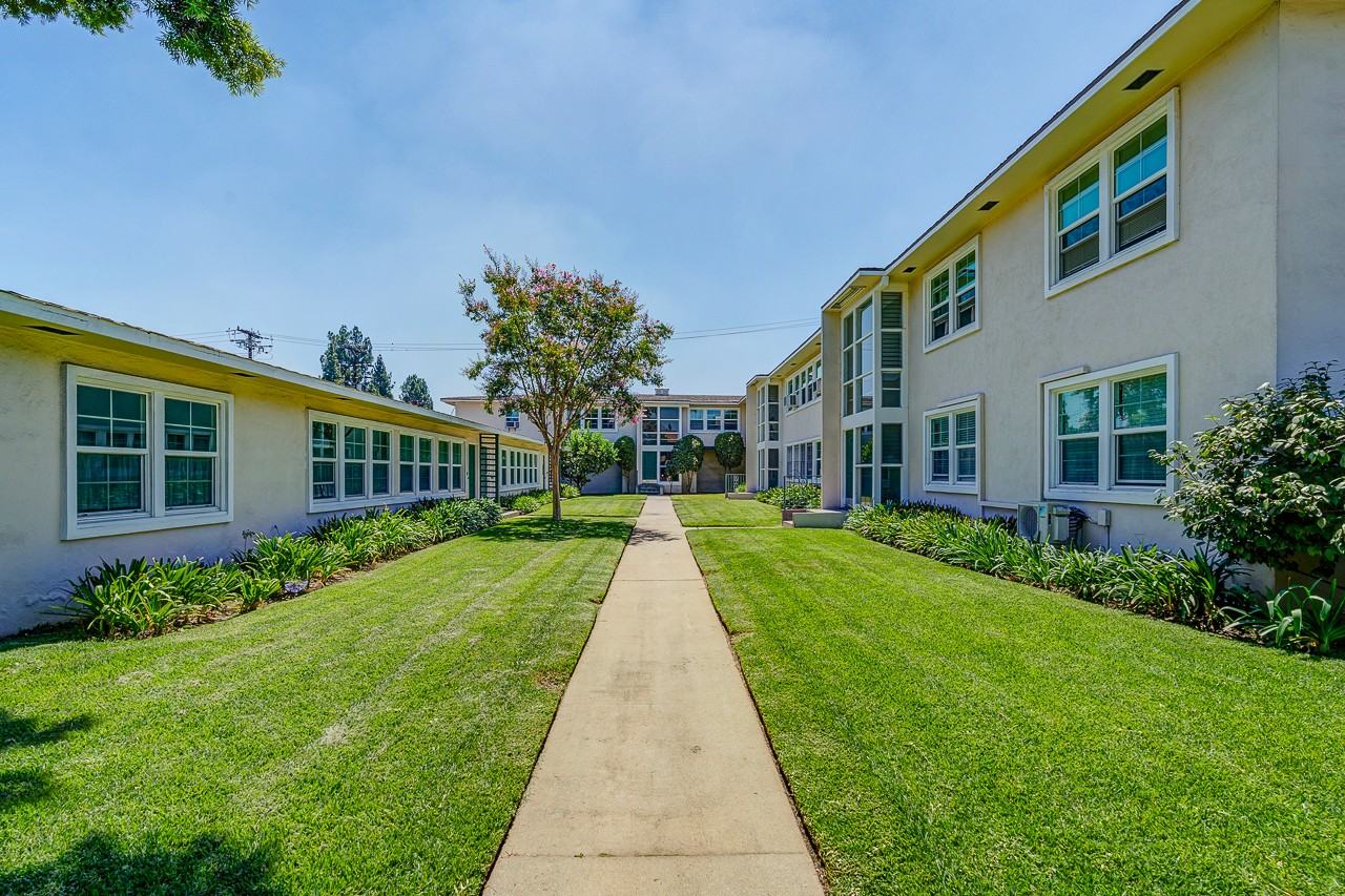 1517 Huntington Dr #A - Photo 2 of 50
