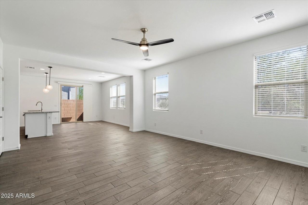 25101 N 141st Ave - Photo 6 of 7