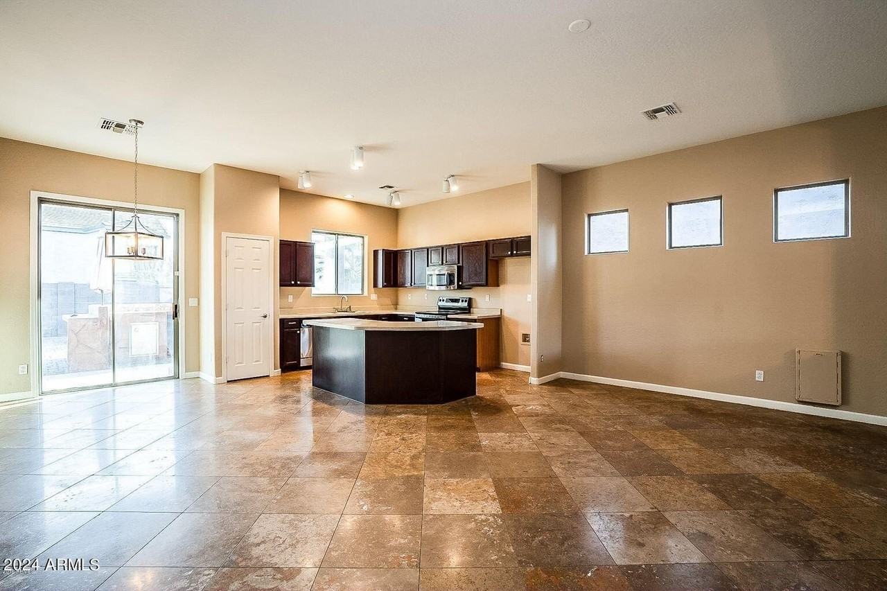 13419 W Citrus Ct - Photo 3 of 33