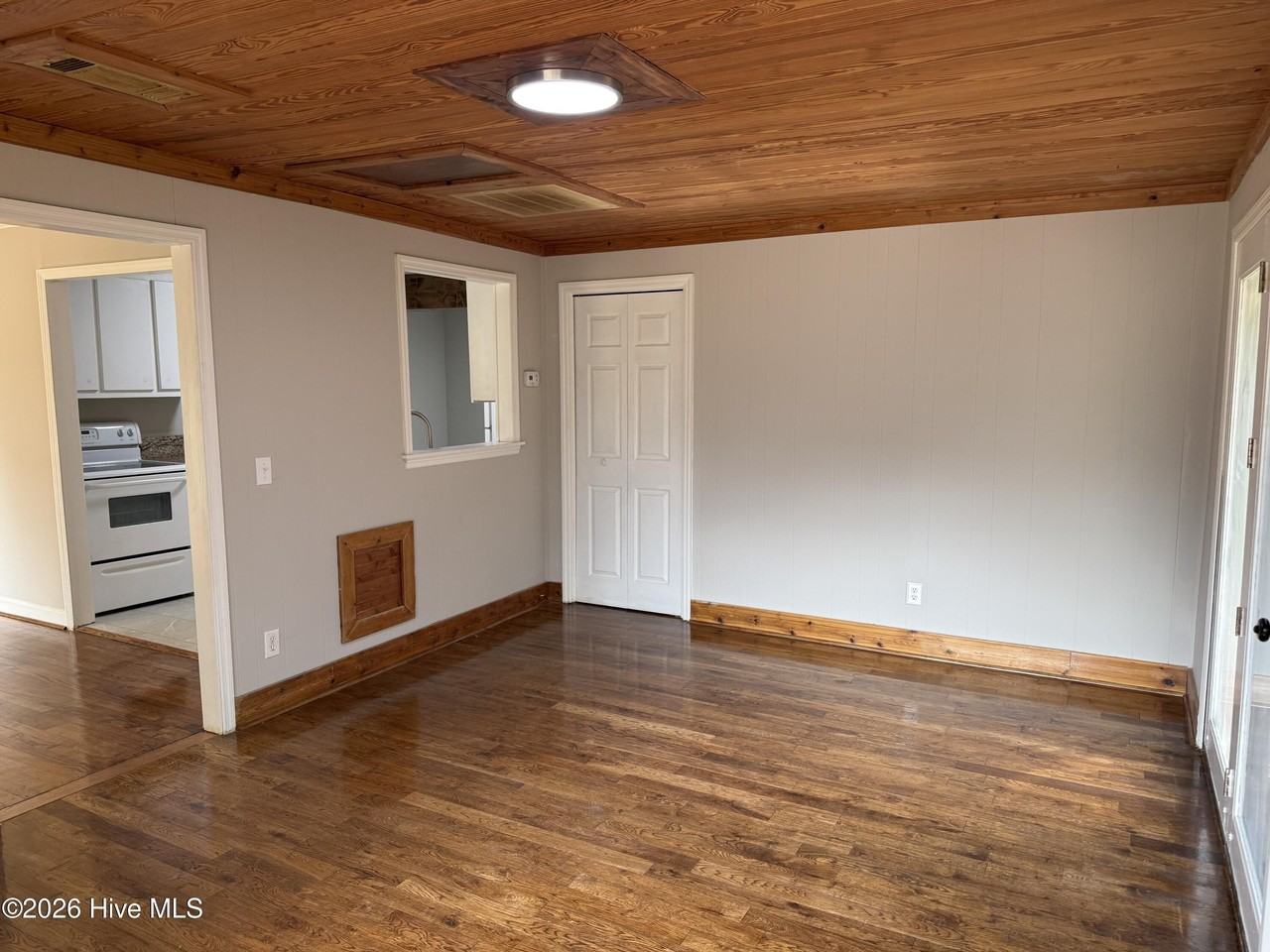 226 Sherwood Dr - Photo 4 of 15