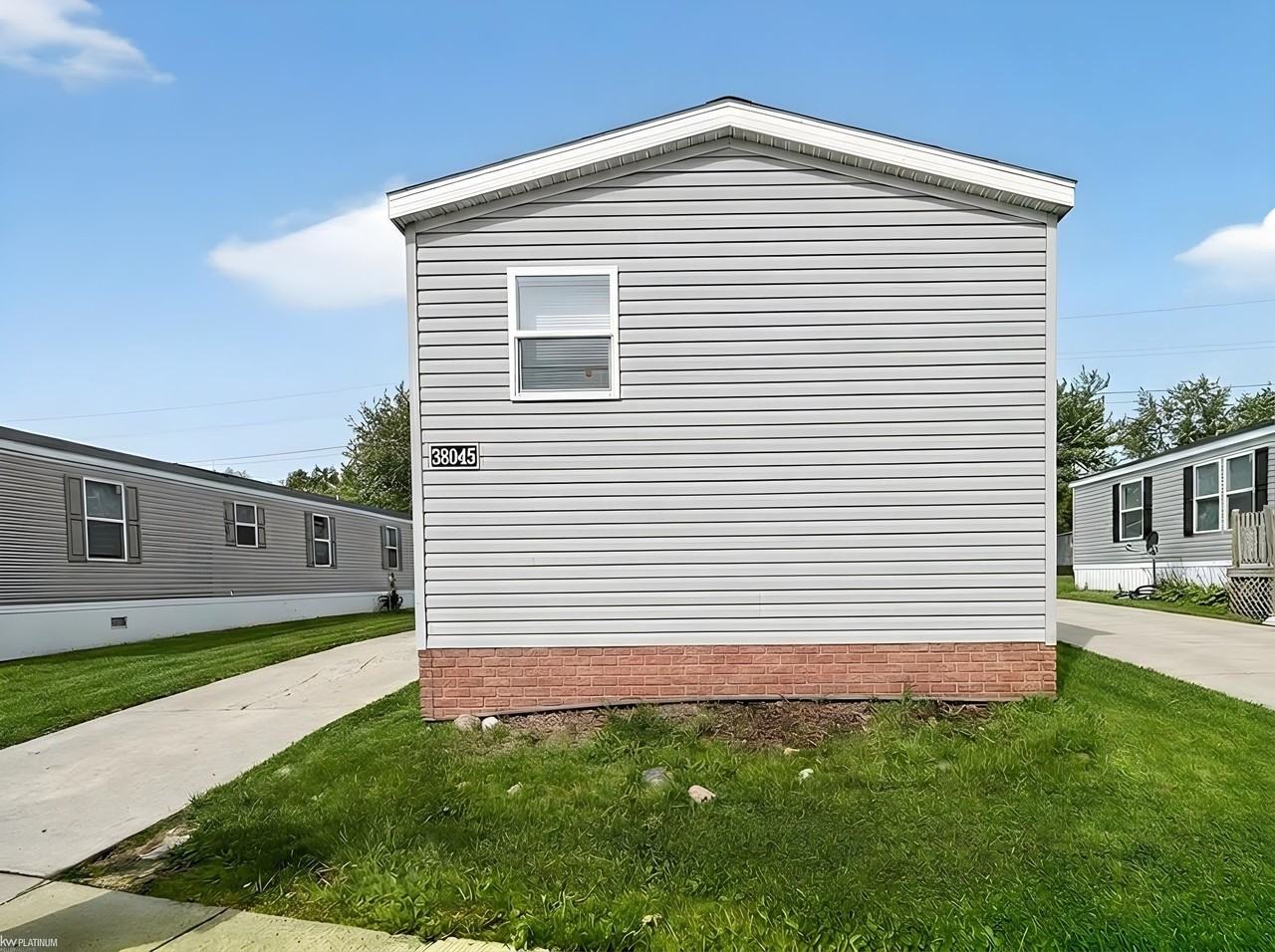 38045 Ducharme Dr - Photo 2 of 16
