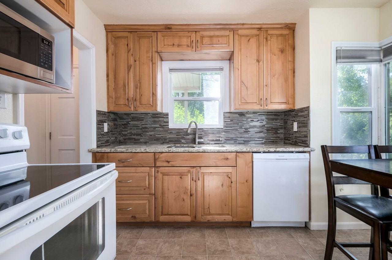 632 E Kensington Ave - Photo 4 of 20
