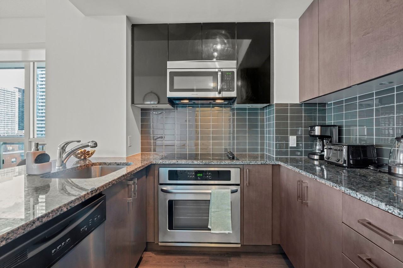 160 Lillian St #1467813P - Photo 5 of 25