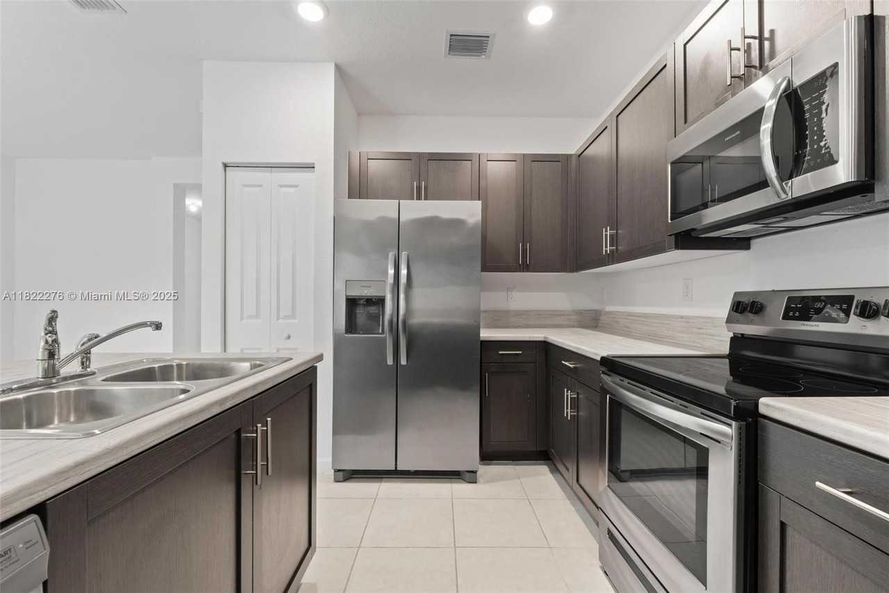 2668 Se 19th St - Photo 2 of 25