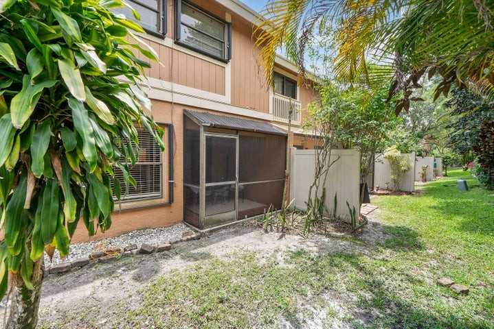 2047 Northwest 45th Avenue - Photo 4 of 8