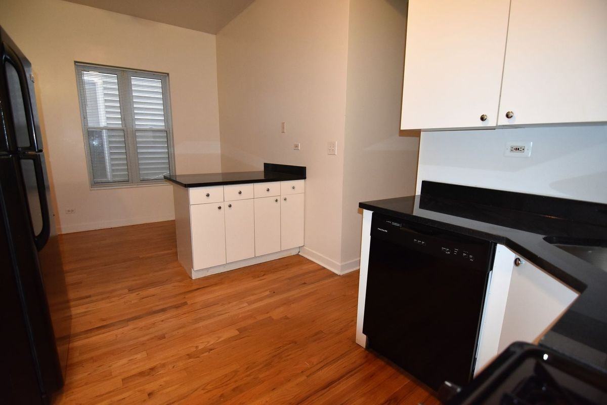 3803 N Broadway St - Photo 4 of 14