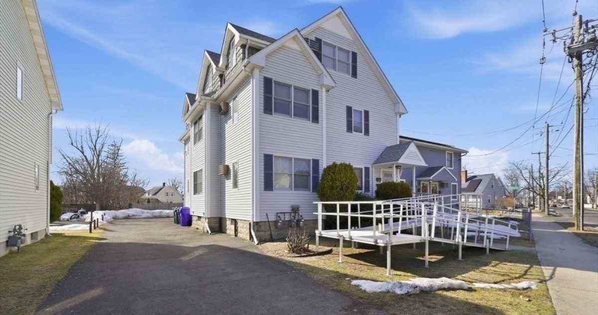 892 Saint James Ave - Photo 2 of 10