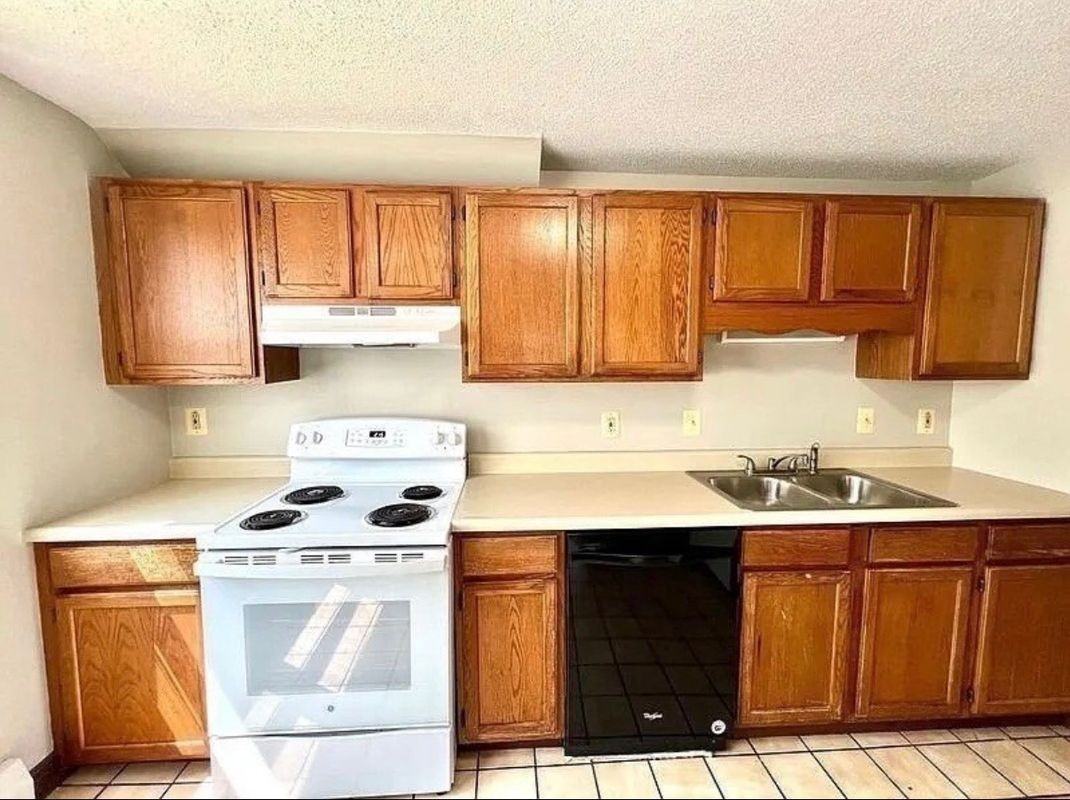 892 Saint James Ave - Photo 3 of 10