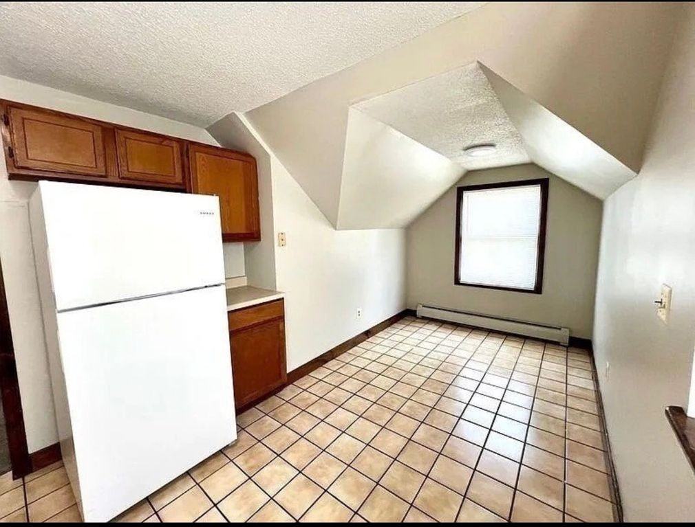 892 Saint James Ave - Photo 5 of 10
