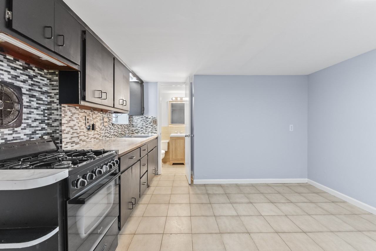 214 11th St #1 - Photo 4 of 14