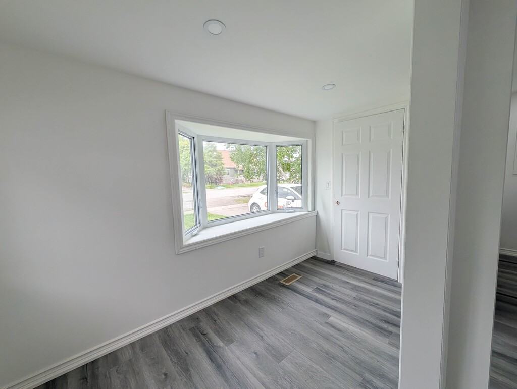 168 Borden Ave - Photo 5 of 23
