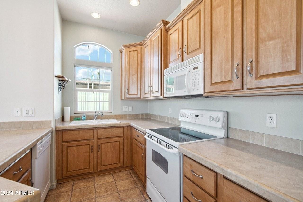 7300 N 51st Ave #2 - Photo 3 of 16