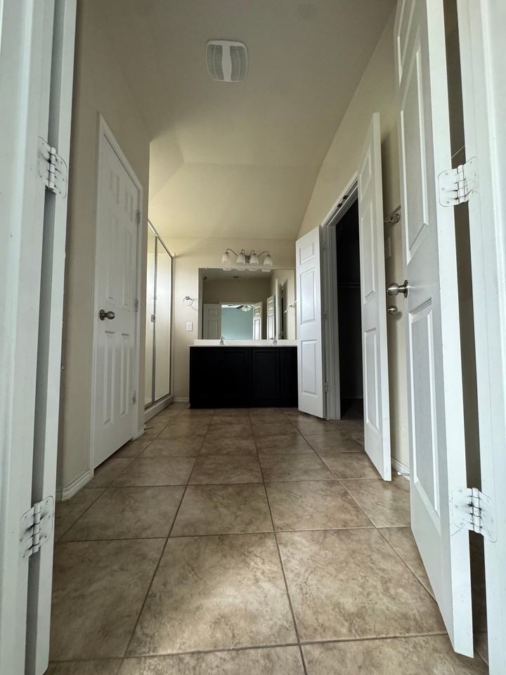 104 Christopher Dr - Photo 5 of 10