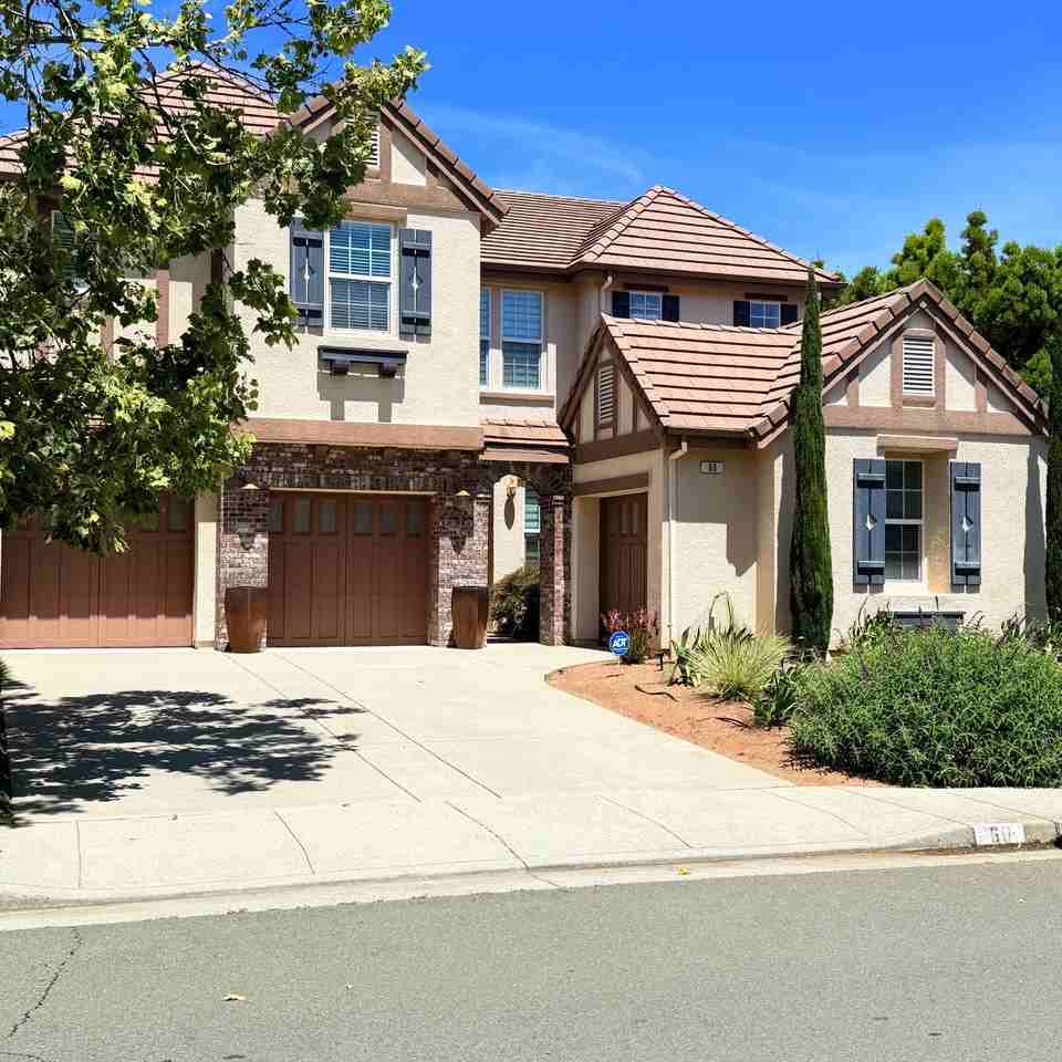 60 Laurelwood Dr - Photo 2 of 9