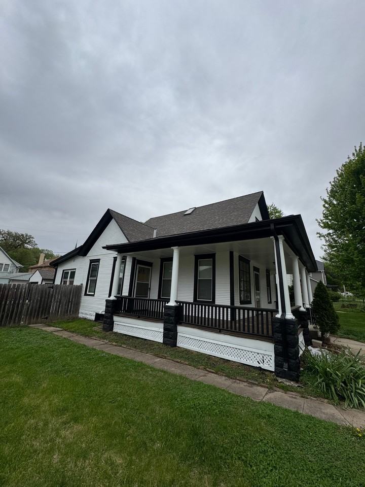 221 Lincoln Ave - Photo 2 of 19