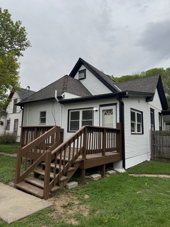 221 Lincoln Ave - Photo 3 of 19