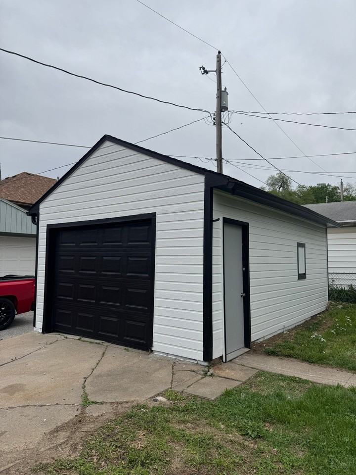 221 Lincoln Ave - Photo 4 of 19