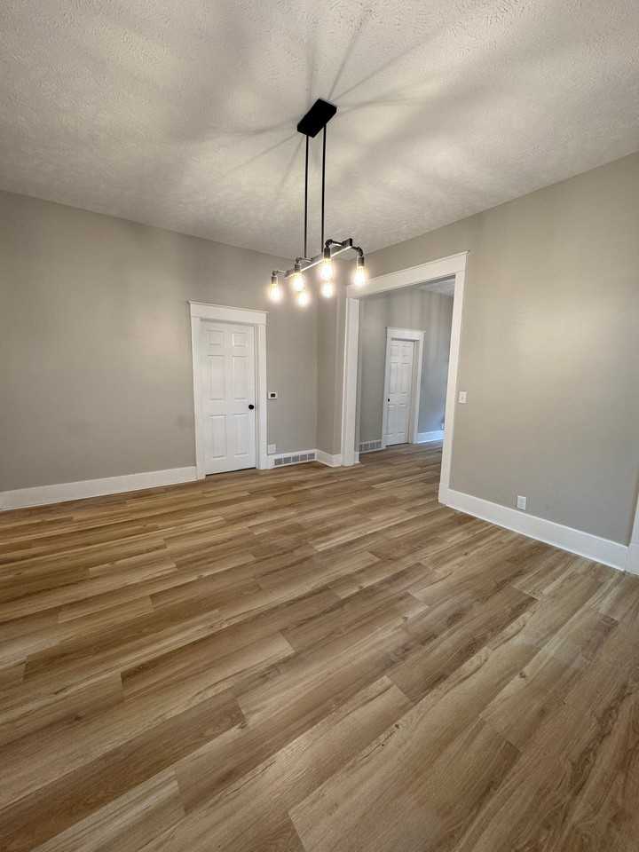 221 Lincoln Ave - Photo 5 of 19