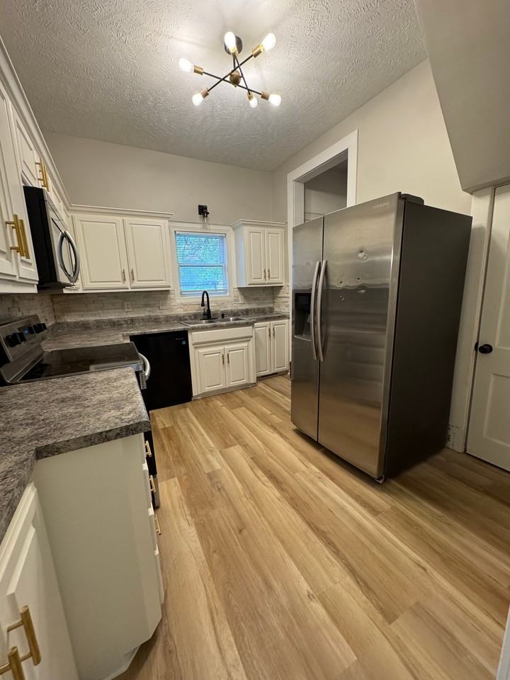 221 Lincoln Ave - Photo 6 of 19