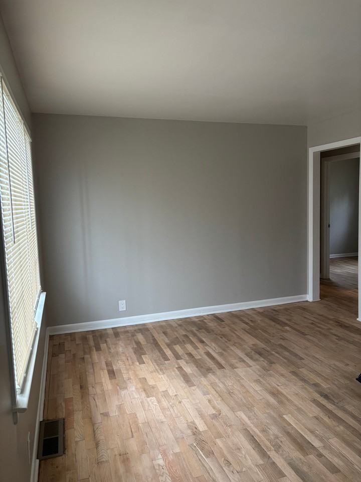 G1236 E Hemphill Rd - Photo 3 of 9