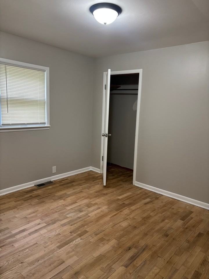 G1236 E Hemphill Rd - Photo 5 of 9