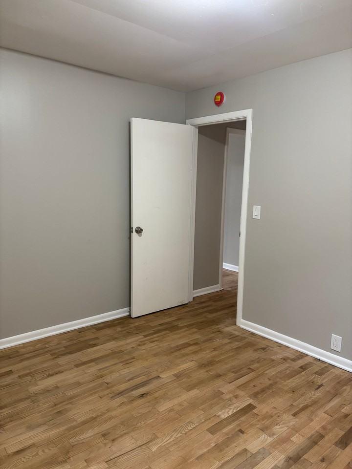G1236 E Hemphill Rd - Photo 6 of 9
