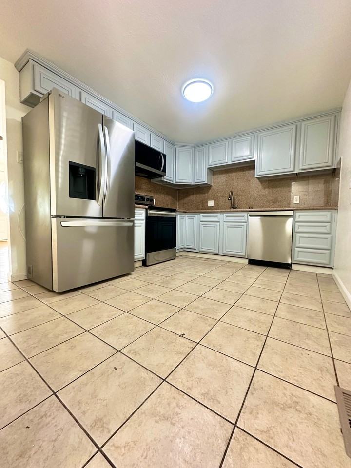 624 Winona Ct - Photo 3 of 12