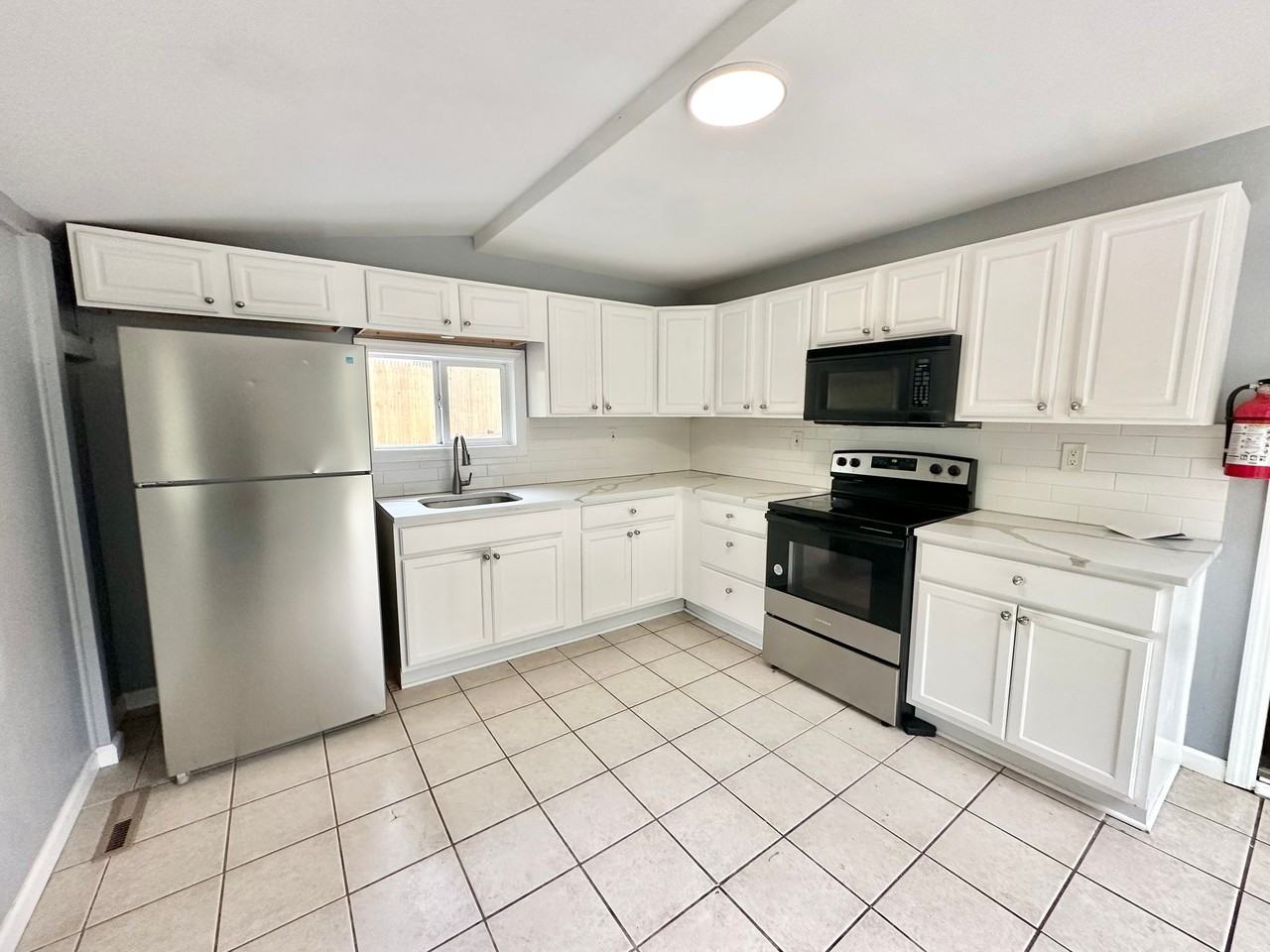 381 Sumach St - Photo 3 of 22