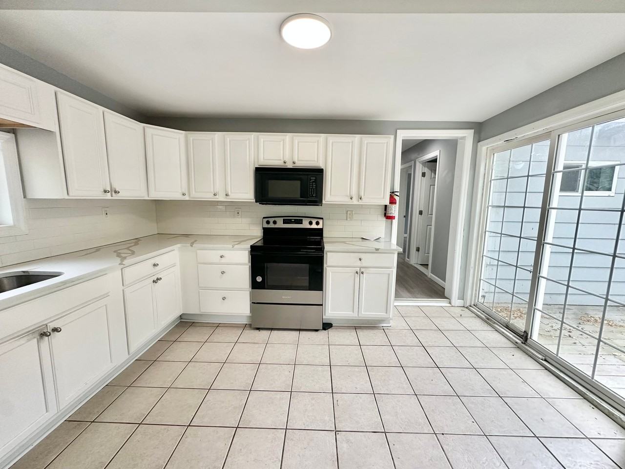 381 Sumach St - Photo 4 of 22