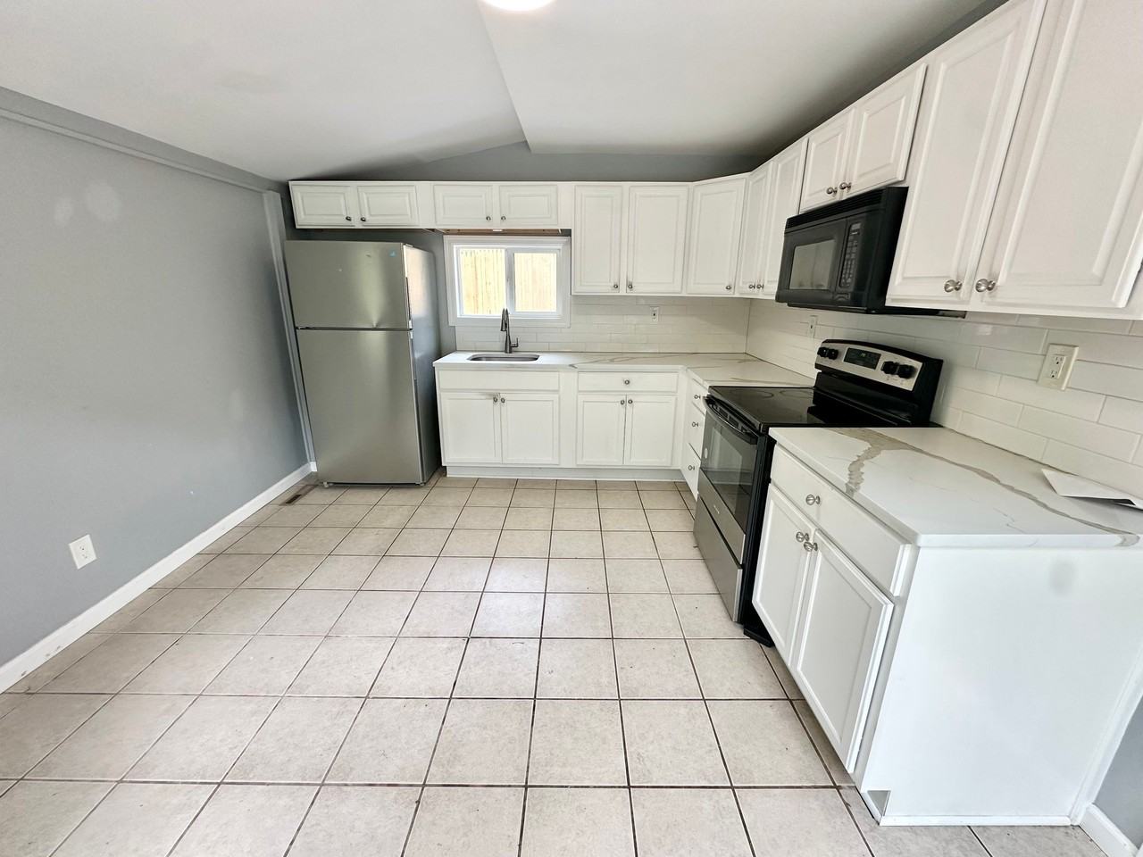 381 Sumach St - Photo 5 of 22