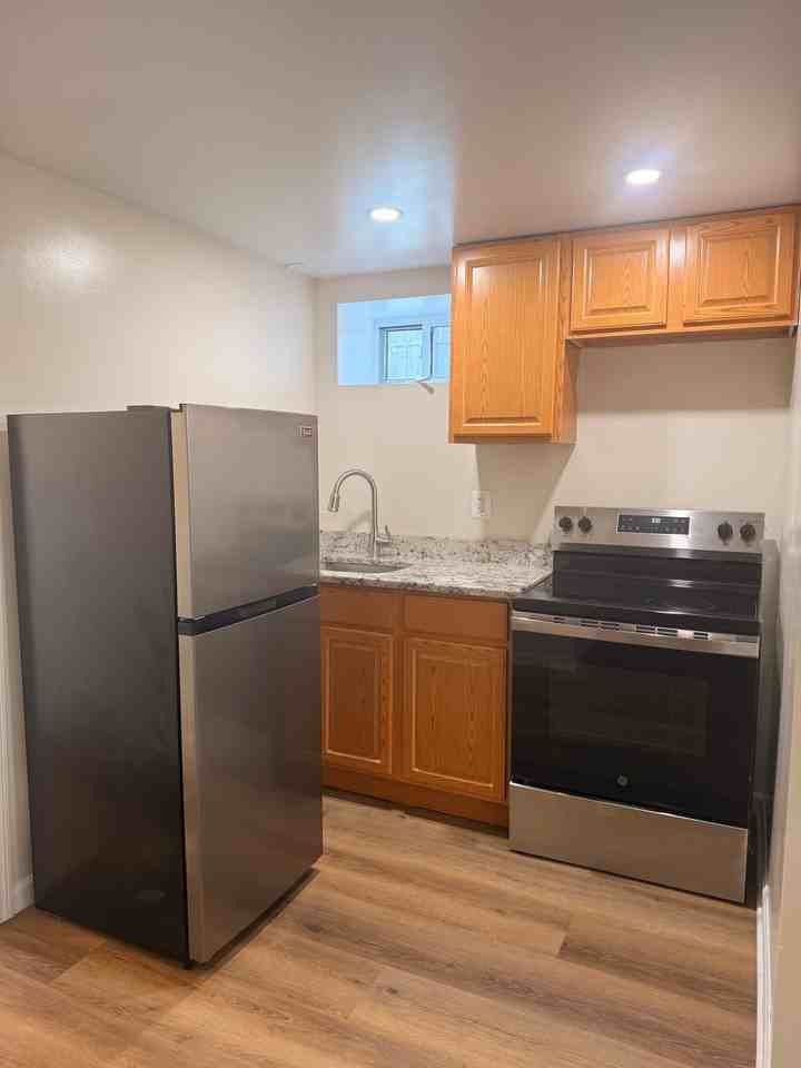 297 E 40th St - Photo 6 of 7