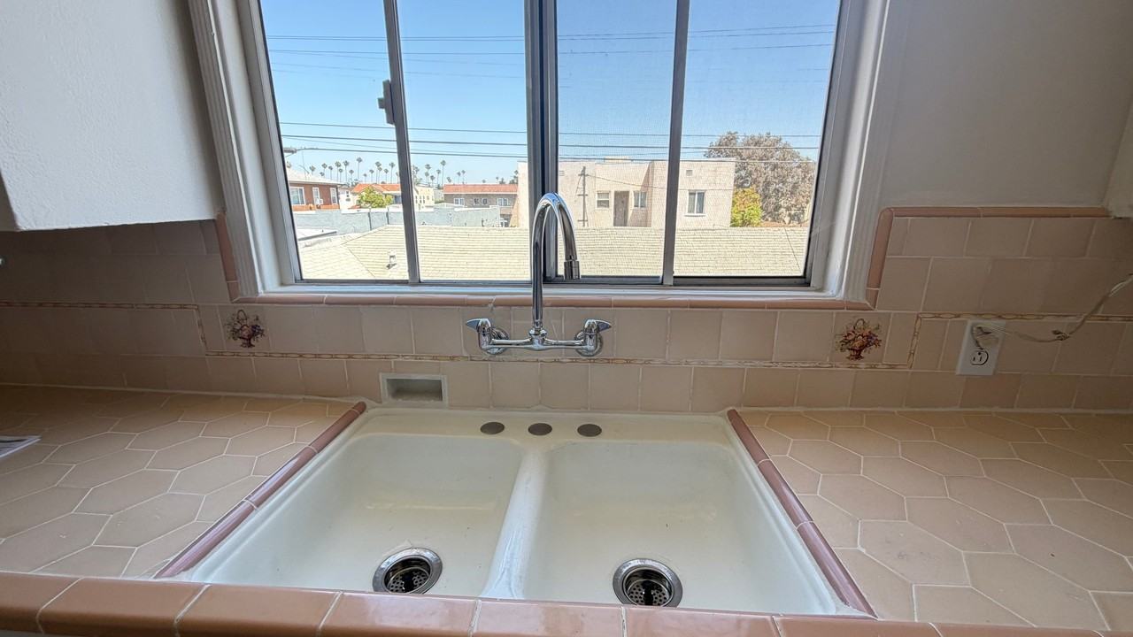 1942 S Rimpau Blvd #1942-1-2 - Photo 6 of 9