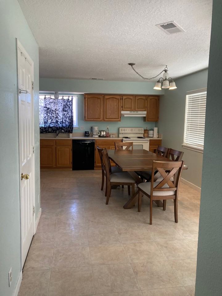 1340 Bellflower Dr Ne - Photo 3 of 14