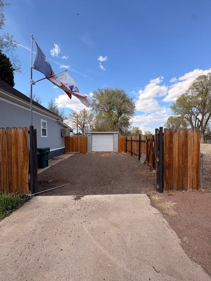 1101 Crystal Pl - Photo 2 of 20