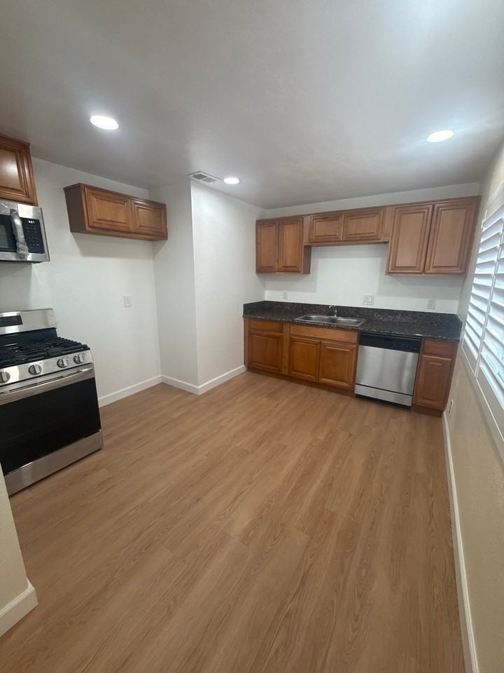 1046 N Vista Ave - Photo 2 of 10