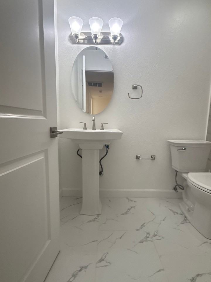 1046 N Vista Ave - Photo 4 of 10